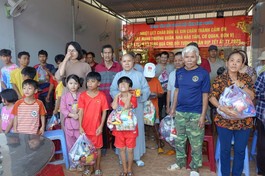 Ni sư Thích nữ Như Hiền trao quà đến trẻ mồ côi đang được nuôi dưỡng tại Hội bảo trợ H.Lộc Ninh