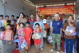 Ni sư Thích nữ Như Hiền trao quà đến trẻ mồ côi đang được nuôi dưỡng tại Hội bảo trợ H.Lộc Ninh