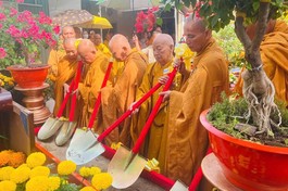Chư tôn giáo phẩm thực hiện nghi thức động thổ trùng tu chùa Pháp Hoa, TP.Long Xuyên