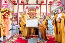 Thượng tọa Thích Viên Quang trao quyết định bổ nhiệm trụ trì đến sư cô Thích nữ Nguyên Chi