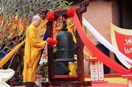 Trưởng lão Hòa thượng Thích Thanh Nhiễu, Ủy viên Thường trực Hội đồng Chứng minh, Phó Chủ tịch Hội đồng Trị sự thỉnh chuông khai Hội xuân Bái Đính 