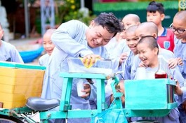 Anh Đệ thực hiện chương trình hướng về trẻ mồ côi