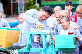 Anh Đệ thực hiện chương trình hướng về trẻ mồ côi