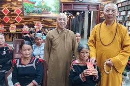 Thượng tọa Thích Quảng Tuấn trao lộc mừng năm mới đến Phật tử dân tộc