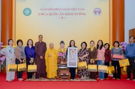 Trưởng lão Hòa thượng tặng quà lưu niệm đến phái đoàn