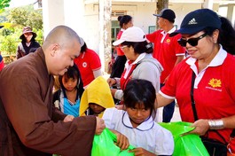 Đoàn từ thiện chùa Sơn Bửu trao quà cho học sinh tại xã Phước Tân, H.Bác Ái vào đầu Xuân Ất Tỵ