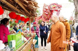 Chư tôn đức tham quan gian hàng trưng bày tại Hội Xuân xanh an lạc chùa Long Hưng