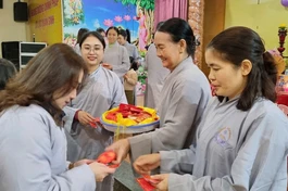 Trao lộc đầu xuân chúc bình an trong năm mới