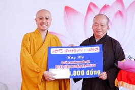 Đại diện Ban Trị sự tỉnh Vĩnh Long trao bảng ủng hộ đến Đại đức Thích Minh Tuấn, Trưởng ban Tổ chức 