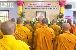 Chư tôn đức thành kính đảnh lễ Giác linh cố Trưởng lão Hòa thượng Thích Huệ Thành