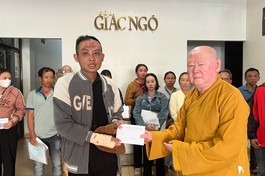 Hòa thượng Thích Duy Trấn trao hỗ trợ đến bệnh nhân nghèo đăng mục "Mở rộng lòng từ" - Ảnh: Ban TTXHBGN