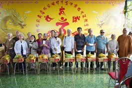 Ban Tổ chức trao quà người khiếm thị nghèo tại H.Châu Thành