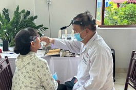  Bác sĩ trong đoàn khám bệnh cho bệnh nhân nghèo - Ảnh: T.N