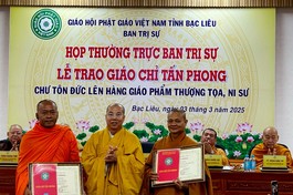 Thượng tọa Thích Giác Nghi trao giáo chỉ tấn phong giáo phẩm đến 2 vị Thượng tọa