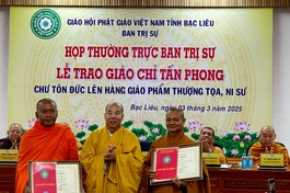 Thượng tọa Thích Giác Nghi trao giáo chỉ tấn phong giáo phẩm đến 2 vị Thượng tọa