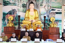 Thượng tọa Thích Huệ Khai chủ trì buổi họp của Ban Thường trực