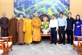 Thượng tọa Thích Nguyên Toàn, Trưởng ban Trị sự GHPGVN tỉnh tặng hoa chúc mừng đến lãnh đạo Tỉnh ủy tỉnh Hà Giang