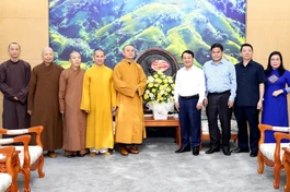 Thượng tọa Thích Nguyên Toàn, Trưởng ban Trị sự GHPGVN tỉnh tặng hoa chúc mừng đến lãnh đạo Tỉnh ủy tỉnh Hà Giang