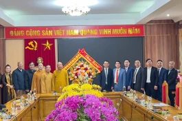 Ban Trị sự tỉnh tặng hoa chúc mừng đến lãnh đạo Sở Dân tộc và Tôn giáo tỉnh Lạng Sơn