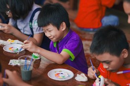 Các thiếu nhi thi tô tượng Đức Quán Thế Âm Bồ-tát do chùa Pháp Vân tổ chức