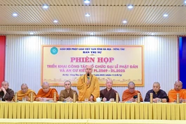 Thượng tọa Thích Thanh Phong chủ trì buổi họp của Ban Trị sự tỉnh