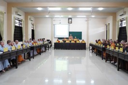 Chư tôn đức Tăng Ni tham dự họp