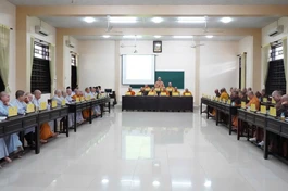 Chư tôn đức Tăng Ni tham dự họp