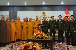 Trưởng lão Hòa thượng Thích Thanh Nhiễu trao quà lưu niệm đến thiếu tướng Nguyễn Thanh Tùng, Giám đốc Công an TP.Hà Nội