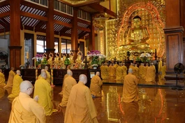 Lễ Bố-tát tại chánh điện Việt Nam Quốc Tự - Ảnh: Bảo Toàn/BGN