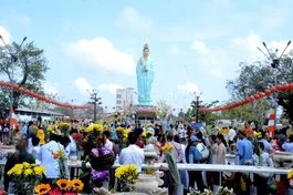  Bà con nhân dân, Phật tử các nơi đến đảnh lễ Bồ-tát Quán Thế Âm 