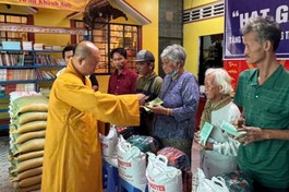 Thượng tọa Thích Mật Tịnh trao quà trong chương trình "Hạt gạo tình thương" tại chùa Phước Nguyên
