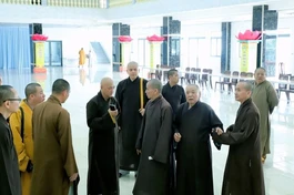 Chư tôn đức thảo luận tại buổi thị sát công tác chuẩn bị tổ chức Đại giới đàn Trí Tấn