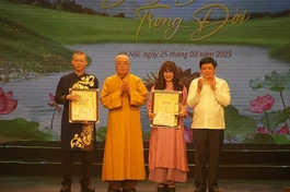 Trưởng lão Hòa thượng Thích Thanh Nhiễu trao Giải nhất cho tác phẩm Đất mẹ của tác giả Nguyễn Tài Tuấn và đặc biệt tác phẩm đạt Giải xuất sắc nhất trong đêm trao giải thuộc về tác phẩm Cõi thiêng của tác giả Đỗ Hòa An