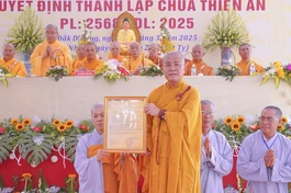 Thượng tọa Thích Quảng Hiền trao quyết định đến Sư cô Thích nữ Tịnh Viễn, Quản lý Phật sự chùa Thiên Ân