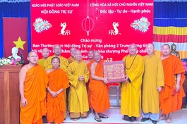 Thượng tọa Thích Phước Nguyên dâng quà chúc Tết cổ truyền đến Hòa thượng Tăng Nô, Phó Pháp chủ Hội đồng Chứng minh - Ảnh: Danh Đà Quí