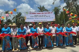 Khánh thành cầu bê-tông Thọ Giác 33 cho người dân địa phương H.Ba Tri - Ảnh: T.G