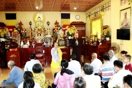 Hòa thượng Thích Chơn Nguyên động viên bà con khiếm thị cố gắng vượt qua khó khăn