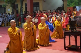 Hòa thượng Thích Bảo Nghiêm và chư Tăng chùa Bằng dâng hương Tam bảo