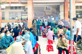 Bà con nghèo ở H.Long Phú, tỉnh Sóc Trăng chờ đến lượt được khám bệnh