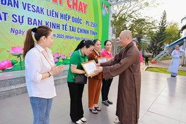 Thượng tọa Thích Thiện Thuận trao Bằng công đức đến đại diện các đơn vị, cá nhân đóng góp cho chương trình