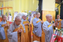 Chư Ni Phân ban Ni giới T.Ư thành kính dâng hương tưởng niệm Ni trưởng Thích nữ Diệu Tâm