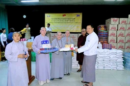 Phân ban Ni giới GHPGVN TP.HCM và chùa Long Hưng trao 1.000 phần quà đến nạn nhân ảnh hưởng động đất tại Myanmar - Ảnh: NGTPHCM