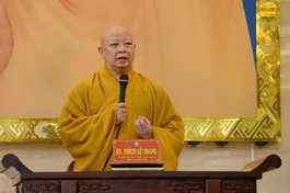 Hòa thượng Thích Lệ Trang chủ trì buổi họp mở rộng, tại Việt Nam Quốc Tự