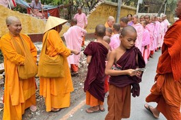 Đoàn chư Ni hệ phái Khất sĩ và tịnh xá Ngọc Phương cúng dường đến các tu sĩ