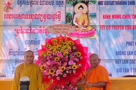 Thượng tọa Thích Thiện Thông tặng hoa chúc mừng Tết cổ truyền Chôl Chnăm Thmây