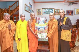 Thượng tọa Thích Viên Quang chúc Tết Chôl Chnăm Thmây đến Trưởng lão Hòa thượng Chau Ty, Phó Pháp chủ Hội đồng Chứng minh