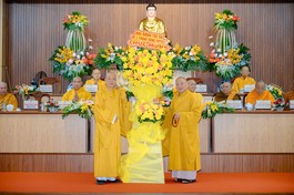  Trưởng lão Hòa thượng Thích Thiện Pháp tặng hoa chúc mừng