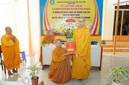 Thượng tọa Thích Quảng Lộc trao quyết định bổ nhiệm trụ trì tịnh xá Ngọc Định đến Sư cô Thích nữ Kim Liên