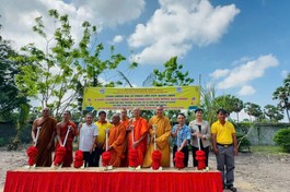  Chư Tăng, đại diện địa phương và đoàn từ thiện khởi công xây dựng 3 trường học tại chùa Tà Ngao - Ảnh: T.N