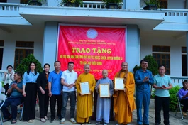 Lãnh đạo địa phương trao thư cảm ơn đến đoàn từ thiện